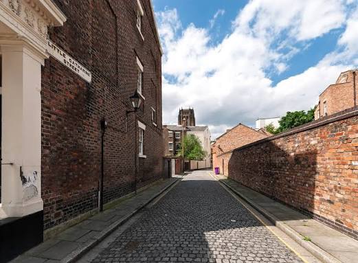 Quiet cobbled back lane in Liverpool, a street-level actor showreel filming location